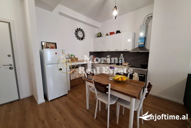 Shtepi ne shitje Apartament ne Tirane, 1+1, Mobilimi E mobiluar, Pagesa 93,000  Euro.