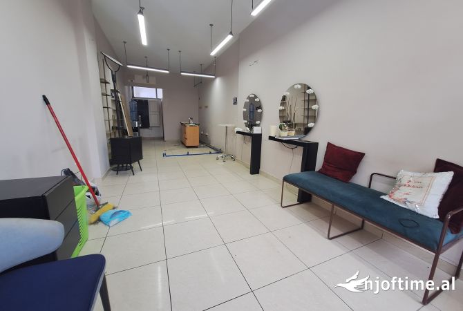 Dyqan, Rruga e Dibres/ Kompleksi Halili, 600 euro/muaj.