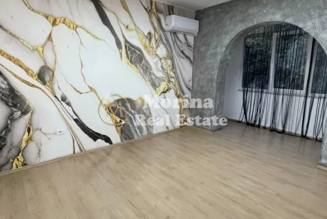 Qera, Ambient Biznesi,  Square 21, 500 euro/muaj.