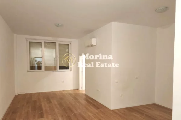 Qera Ambient Biznesi, te Shkolla e Kuqe, 700 euro/muaj