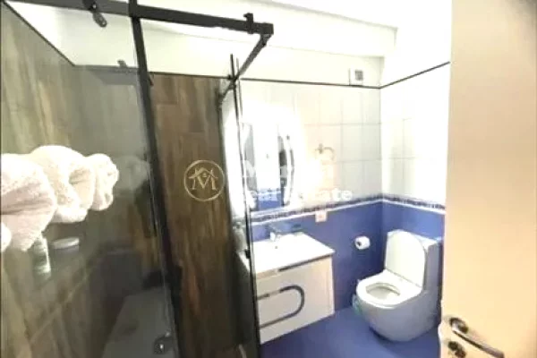 Shtepi me qera 2+1 ne Tirane - 1,200 Euro