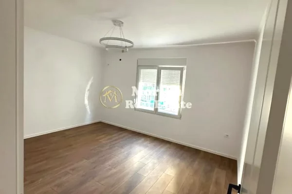 Shtepi ne shitje Apartament ne Tirane, 1+1, Mobilimi Bosh, pa mobiluar, Pagesa 95,000  Euro.