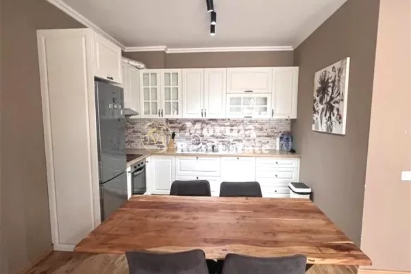 Shtepi me qera 2+1 ne Tirane - 900 Euro