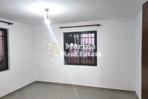 Shtepi me qera Shtepi Private ne Tirane, 2+1, Mobilimi Bosh, pa mobiluar, Pagesa 520  Euro.