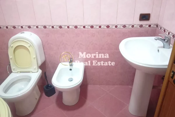 Shtepi me qera Shtepi Private ne Tirane, 2+1, Mobilimi E mobiluar, Pagesa 450  Euro.