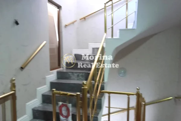 Shtepi me qera 7+1 ne Tirane - 1,500 Euro