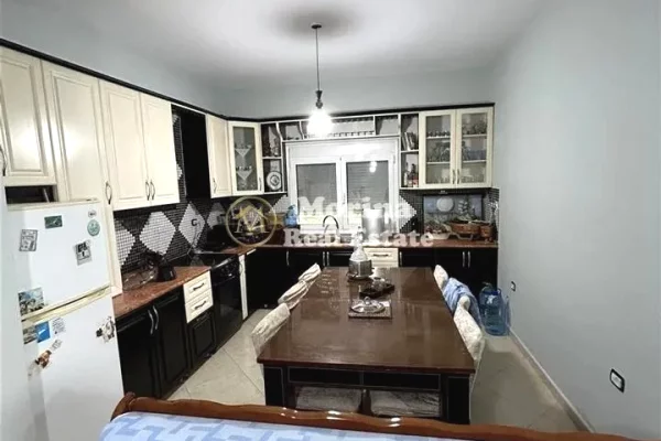 Shtepi me qera Shtepi Private ne Tirane, 3+1, Mobilimi E mobiluar, Pagesa 500  Euro.