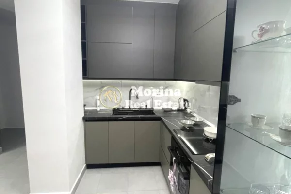 Shtepi me qera Papafingo(kati i catise) ne Tirane, 3+1, Mobilimi E mobiluar, Pagesa 600  Euro.