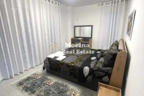 Shtepi me qera Papafingo(kati i catise) ne Tirane, 3+1, Mobilimi E mobiluar, Pagesa 600  Euro.