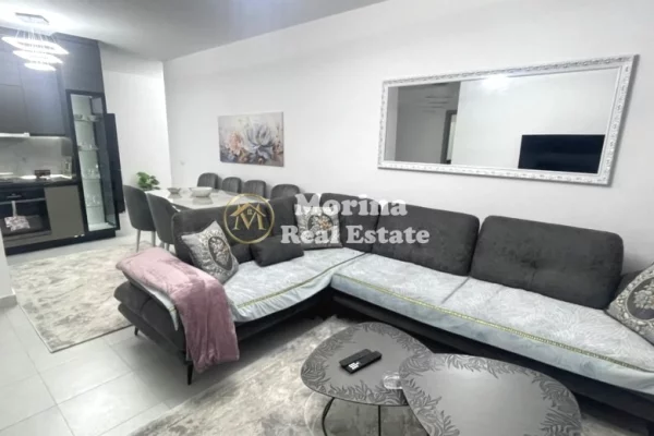 Shtepi me qera Papafingo(kati i catise) ne Tirane, 3+1, Mobilimi E mobiluar, Pagesa 600  Euro.