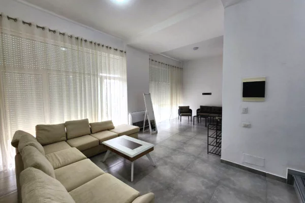 Shtepi me qera Vila Luksoze ne Tirane, 4+1, Mobilimi E mobiluar, Pagesa 1,800  Euro.