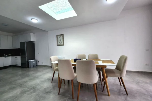 Shtepi me qera Vila Luksoze ne Tirane, 4+1, Mobilimi E mobiluar, Pagesa 1,800  Euro.