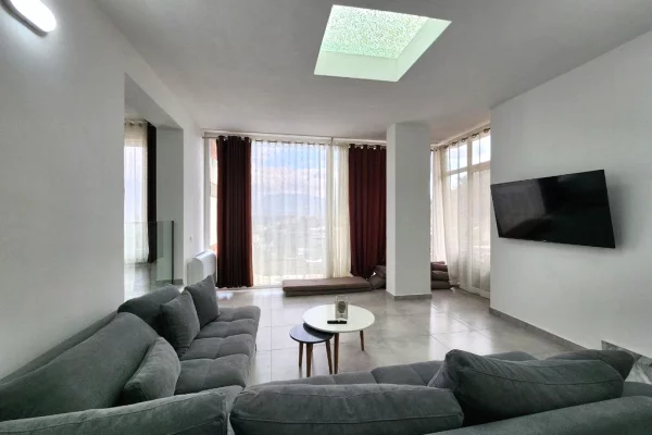 Shtepi me qera Vila Luksoze ne Tirane, 4+1, Mobilimi E mobiluar, Pagesa 1,800  Euro.