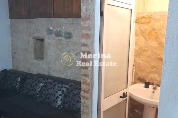 Shtepi me qera Shtepi Private ne Tirane, 1+1, Mobilimi E mobiluar, Pagesa 250  Euro.