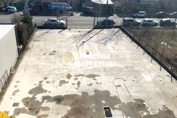 Truall ose Toke  ne Tirane - 650 Euro