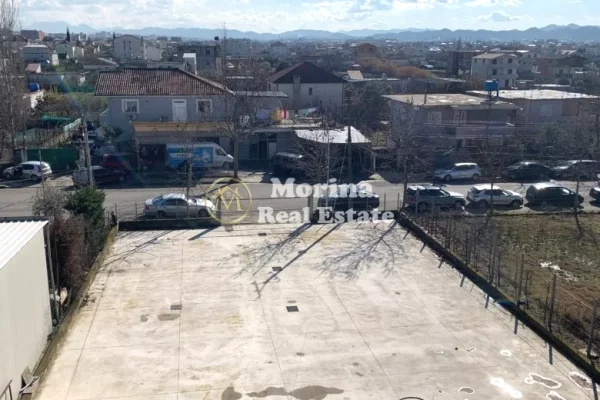 Truall ose Toke  ne Tirane - 650 Euro