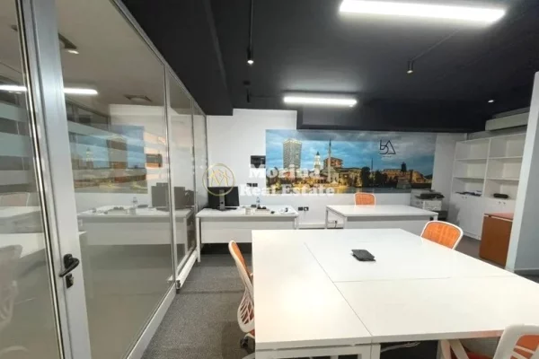 Ambient biznesi me qera 3+1 ne Tirane - 1,100 Euro