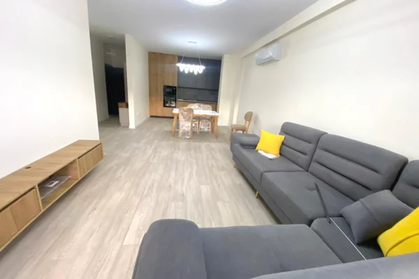 Shtepi me qera 2+1 ne Tirane - 1,300 Euro