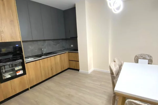 Shtepi me qera 2+1 ne Tirane - 1,300 Euro