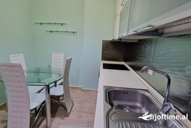 Shtepi me qera Apartament ne Tirane, 2+1, Mobilimi E mobiluar, Pagesa 800  Euro.