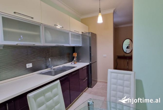 Shtepi me qera Apartament ne Tirane, 2+1, Mobilimi E mobiluar, Pagesa 800  Euro.