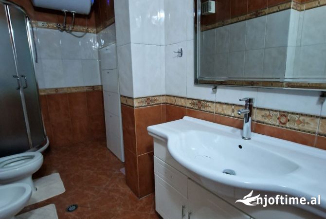 Shtepi me qera Apartament ne Tirane, 2+1, Mobilimi E mobiluar, Pagesa 800  Euro.