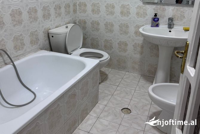 Shtepi me qera Shtepi Private ne Tirane, 1+1, Mobilimi E mobiluar, Pagesa 400  Euro.