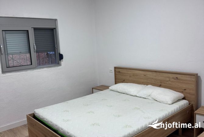 Shtepi me qera Shtepi Private ne Tirane, 1+1, Mobilimi E mobiluar, Pagesa 400  Euro.