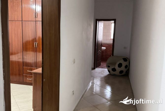 Shtepi me qera Apartament ne Tirane, 2+1, Mobilimi E mobiluar, Pagesa 450  Euro.