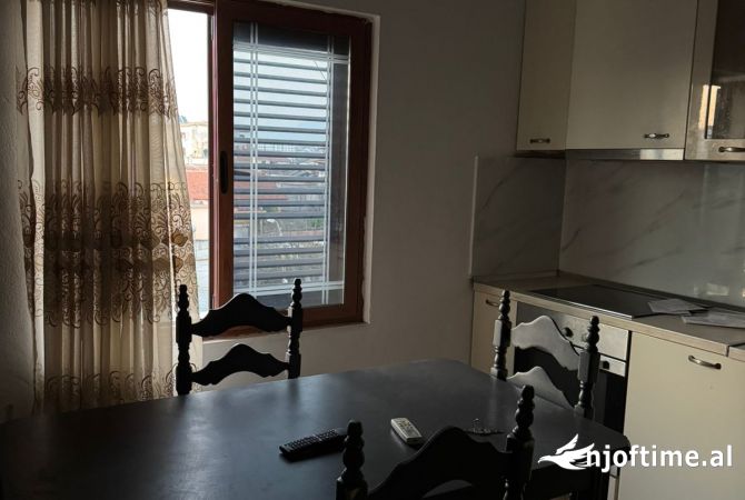 Shtepi me qera Apartament ne Tirane, 2+1, Mobilimi E mobiluar, Pagesa 45,000  Leke.