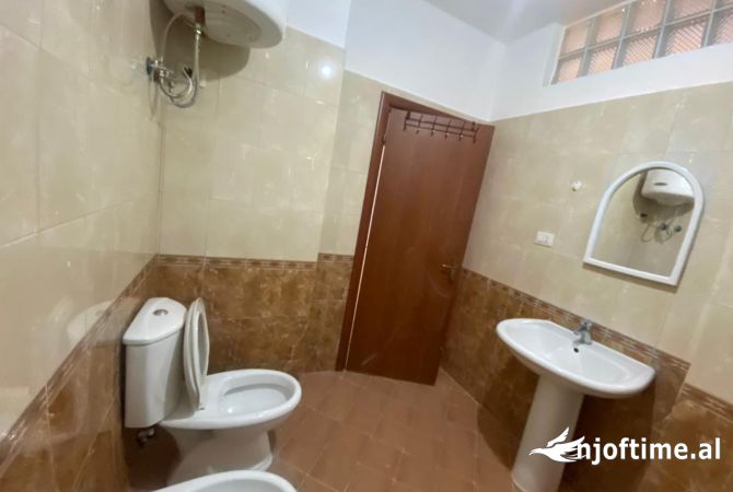 Shtepi me qera Apartament ne Tirane, 2+1, Mobilimi Bosh, pa mobiluar, Pagesa 30,000  Leke.