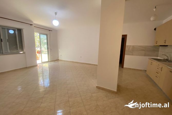 Shtepi me qera Apartament ne Tirane, 2+1, Mobilimi Bosh, pa mobiluar, Pagesa 30,000  Leke.