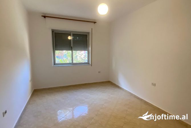 Shtepi me qera Apartament ne Tirane, 2+1, Mobilimi Bosh, pa mobiluar, Pagesa 30,000  Leke.