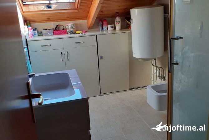 Shtepi me qera Duplex(shtepi me 2 kate) ne Tirane, 2+1, Mobilimi E mobiluar, Pagesa 550  Euro.
