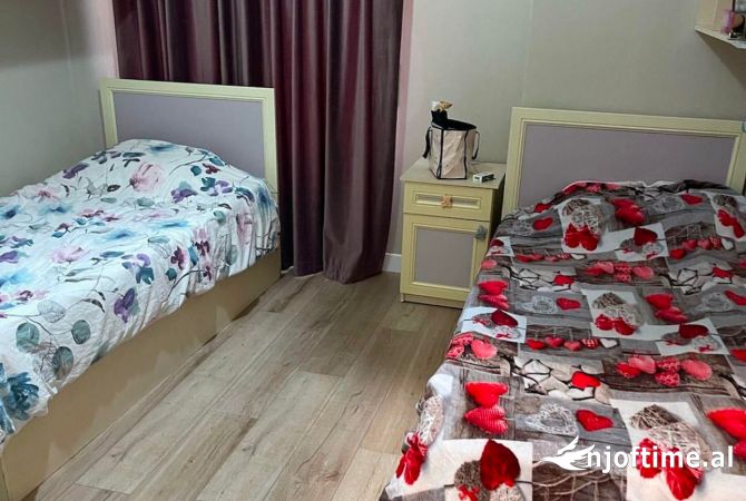 Shtepi me qera Apartament ne Tirane, 3+1, Mobilimi E mobiluar, Pagesa 1,000  Euro.