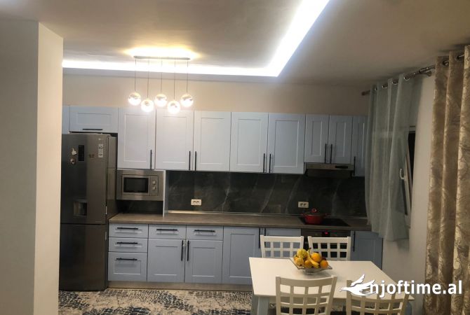 Shtepi me qera Apartament ne Tirane, 2+1, Mobilimi E mobiluar, Pagesa 65,000  Leke.