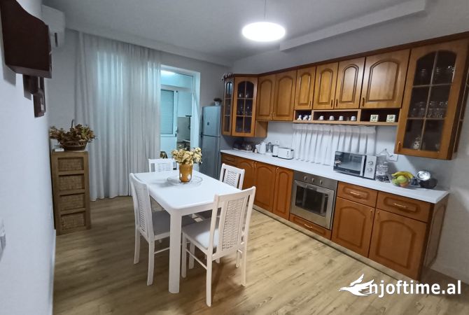 Shtepi me qera Apartament ne Tirane, 3+1, Mobilimi E mobiluar, Pagesa 600  Euro.