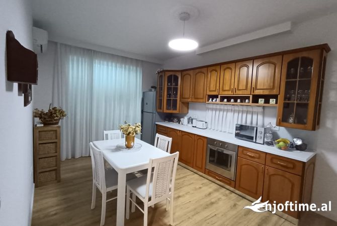 Shtepi me qera Apartament ne Tirane, 3+1, Mobilimi E mobiluar, Pagesa 600  Euro.