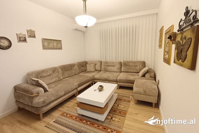 Shtepi me qera Apartament ne Tirane, 3+1, Mobilimi E mobiluar, Pagesa 600  Euro.