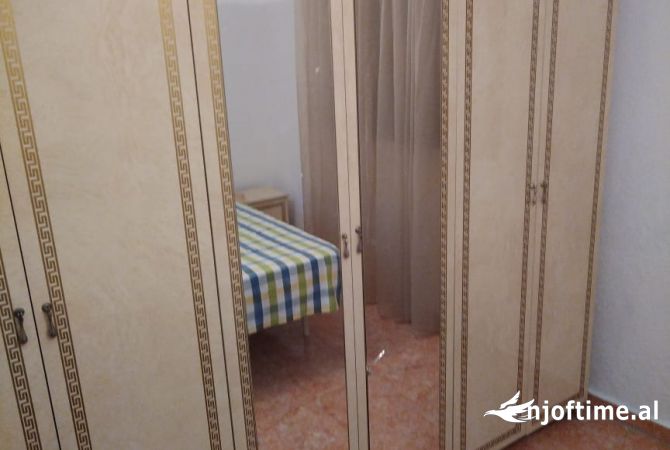 Shtepi me qera Apartament ne Tirane, 3+1, Mobilimi E mobiluar, Pagesa 500  Euro.
