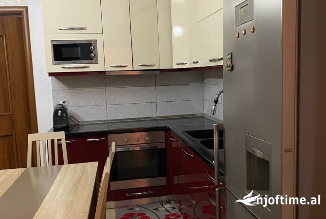 Shtepi me qera Apartament ne Tirane, 2+1, Mobilimi E mobiluar, Pagesa 50,000  Leke.