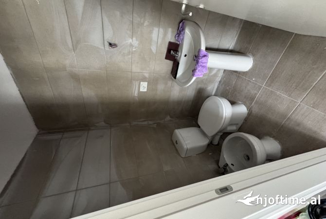 Shtepi me qera Apartament ne Tirane, 2+1, Mobilimi Pjeserisht e mobiluar, Pagesa 40,000  Leke.