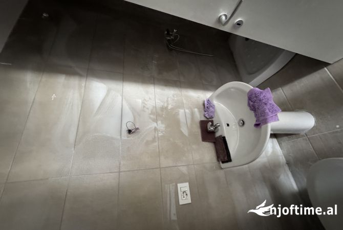 Shtepi me qera Apartament ne Tirane, 2+1, Mobilimi Pjeserisht e mobiluar, Pagesa 40,000  Leke.