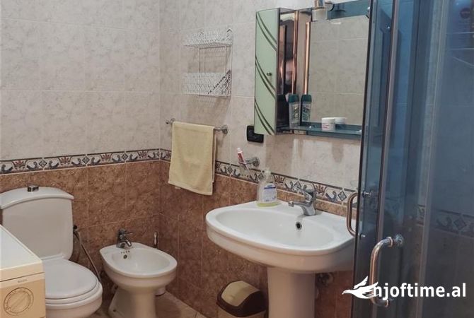 Shtepi me qera Apartament ne Tirane, 2+1, Mobilimi E mobiluar, Pagesa 60,000  Leke.