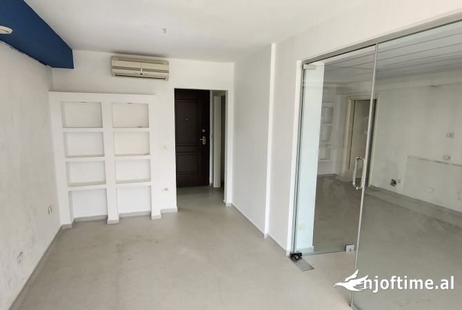 Jepet me qera Ambient biznesi, Myslym shyr, prane drejtorise se policise Cmimi: 700 euro