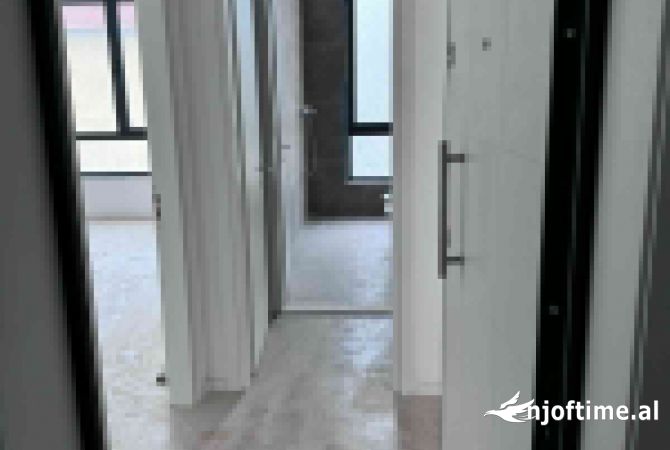 Shtepi ne shitje Apartament ne Tirane, 1+1, Mobilimi Bosh, pa mobiluar, Pagesa 90,000  Euro.