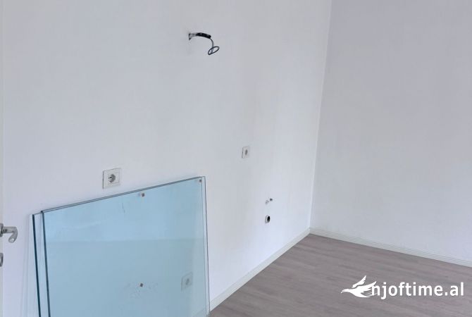 Shtepi ne shitje Apartament ne Tirane, 1+1, Mobilimi Bosh, pa mobiluar, Pagesa 90,000  Euro.