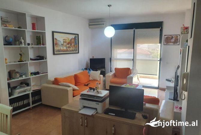 Shtepi me qera Apartament ne Tirane, 2+1, Mobilimi E mobiluar, Pagesa 56,000  Leke.