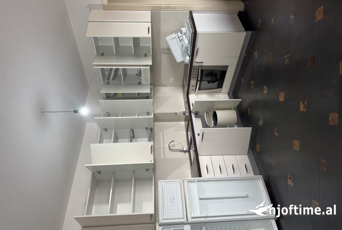 Shtepi me qera Apartament ne Tirane, 2+1, Mobilimi E mobiluar, Pagesa 43,000  Leke.