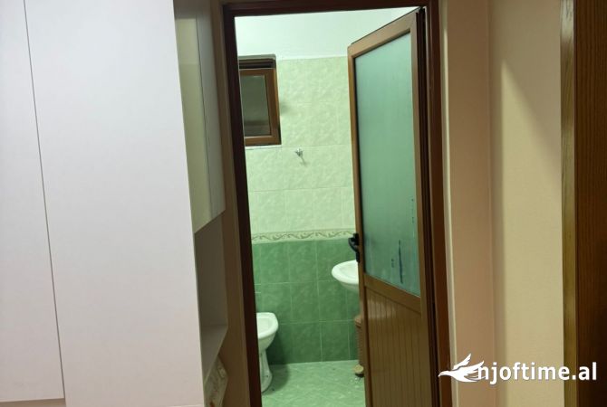 Shtepi me qera Apartament ne Tirane, 3+1, Mobilimi E mobiluar, Pagesa 55,000  Leke.